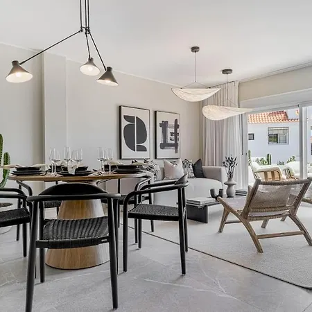 Super Stylish In Fantastic Location Apartment *