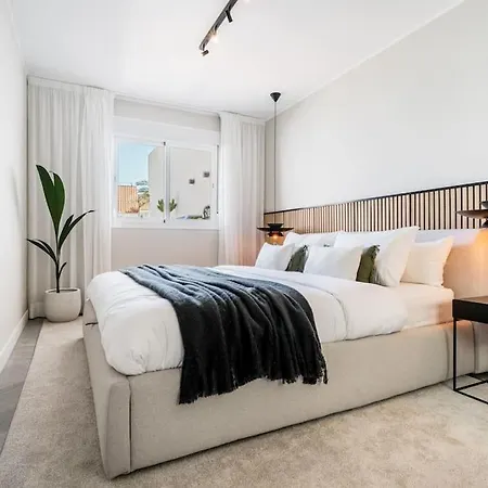 Super Stylish In Fantastic Location Apartment